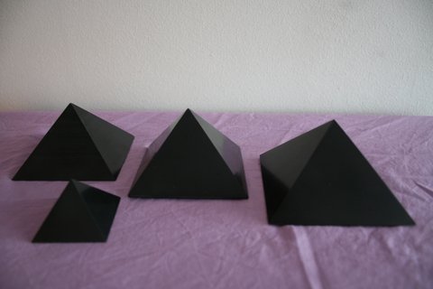 Shungiiittipyramidit koot 35-90mm. 6€/ 10mm